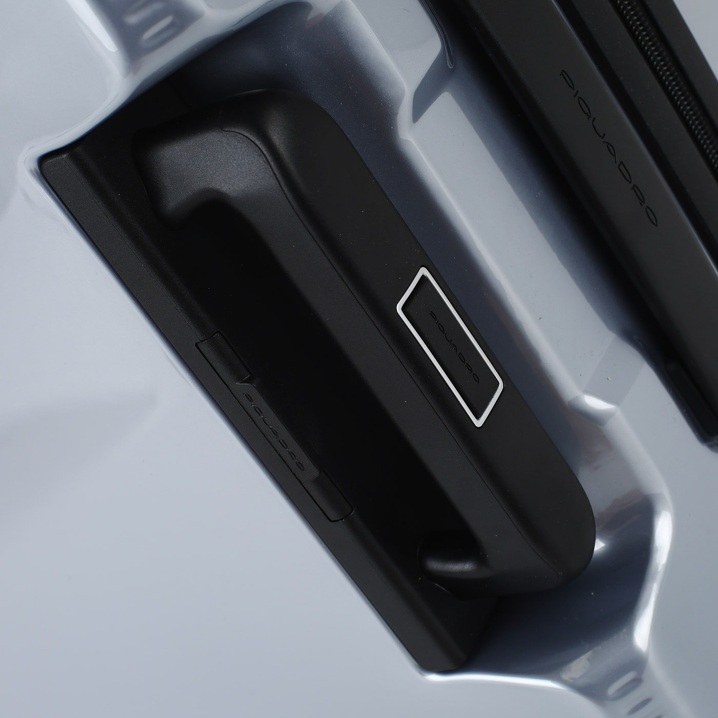 Чемодан средний M из поликарбоната с кодовым замком Piquadro Cubica