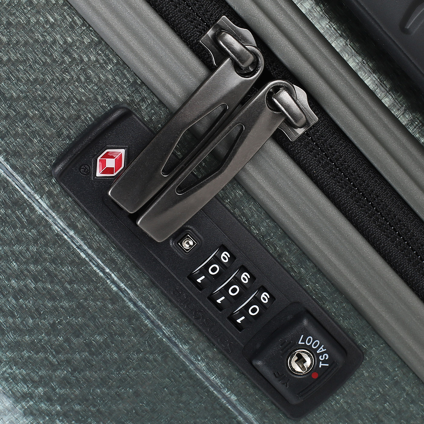 Чемодан средний M из материала Curv с кодовым замком Samsonite C-Lite