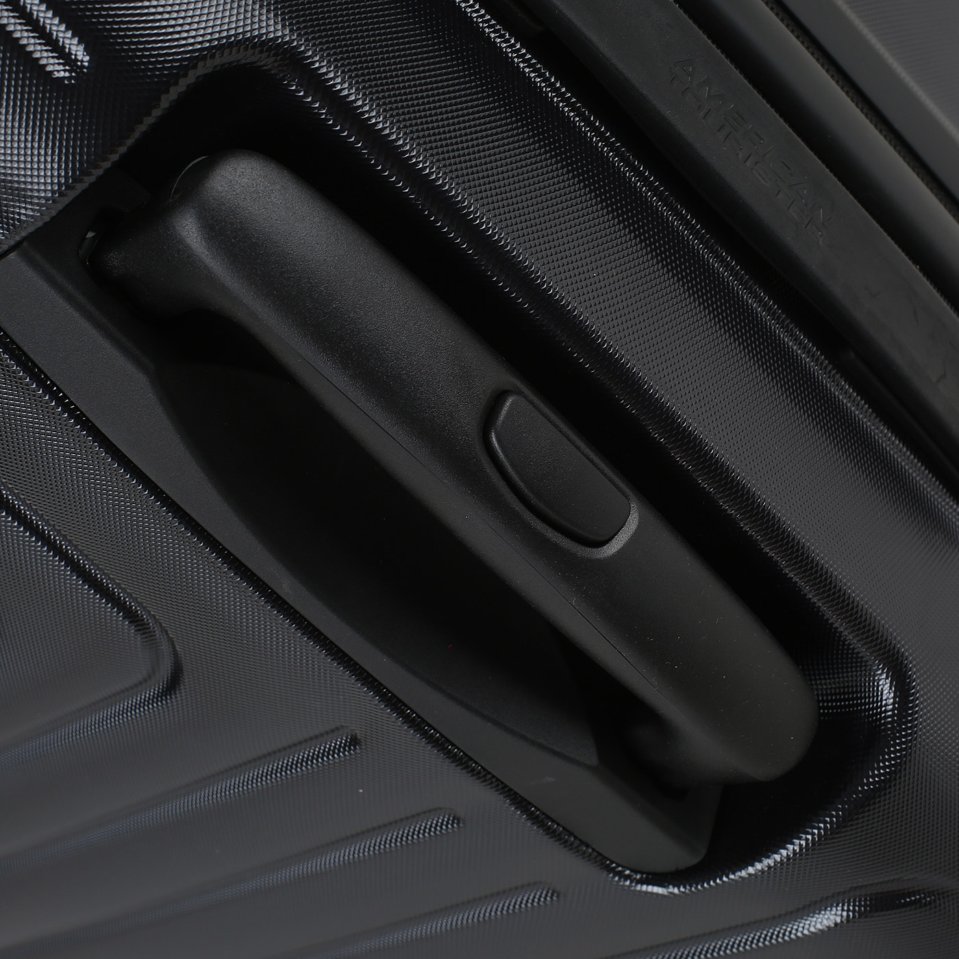 Чемодан средний M из поликарбоната с кодовым замком American Tourister Mighty Maze