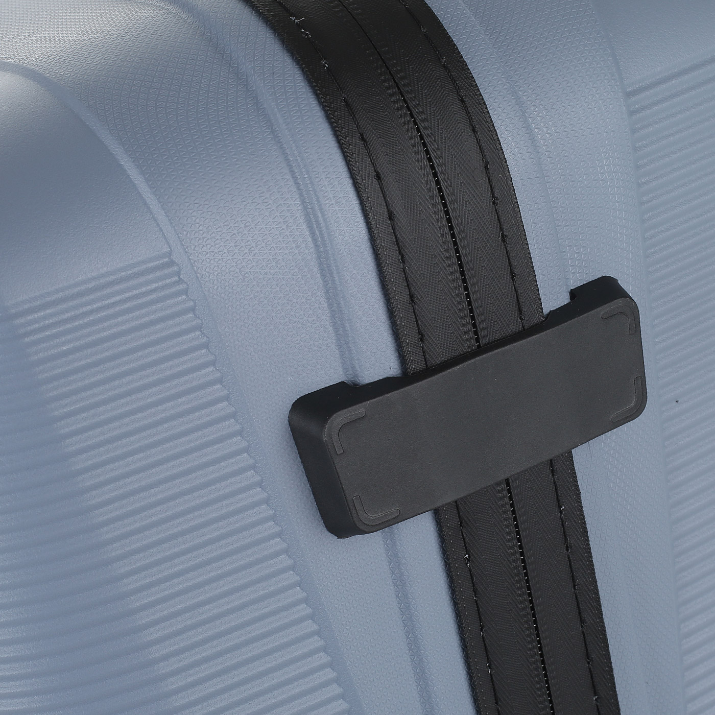 Чемодан средний M из полипропилена с кодовым замком American Tourister Airconic