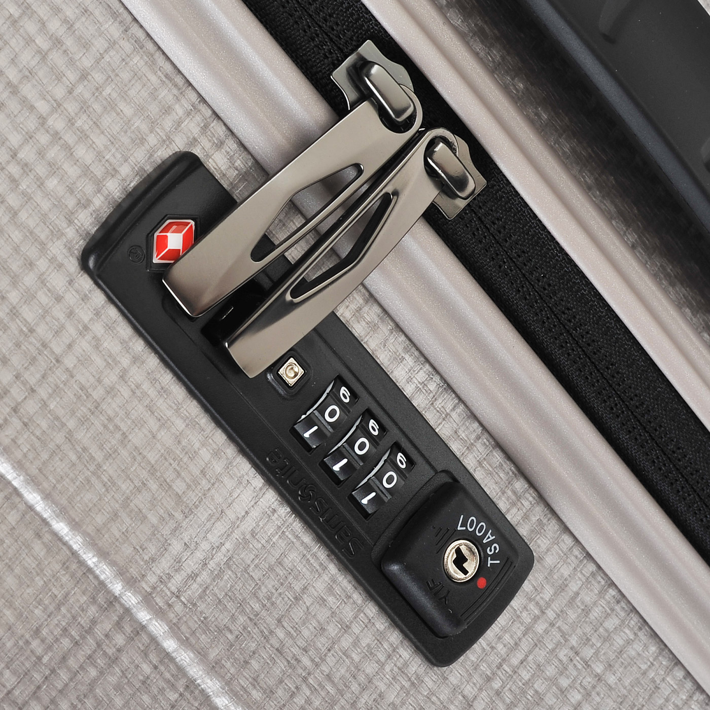 Чемодан очень большой XL из материала Curv с кодовым замком Samsonite Cosmolite