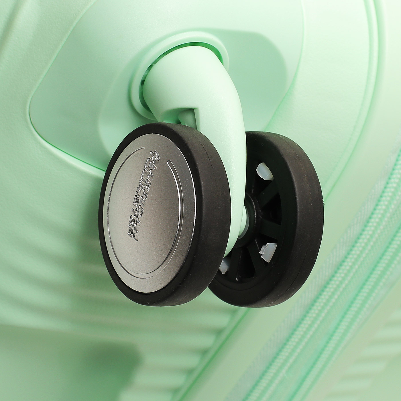 Чемодан большой L из полипропилена American Tourister Soundbox