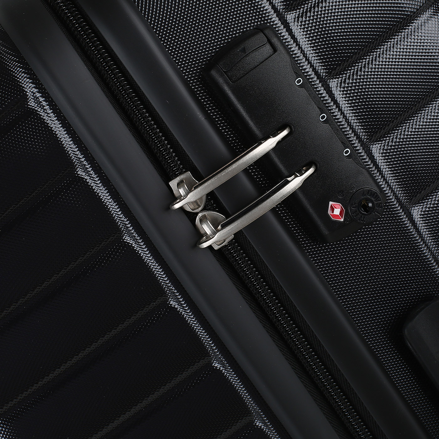 Чемодан средний M из поликарбоната с кодовым замком American Tourister Mighty Maze