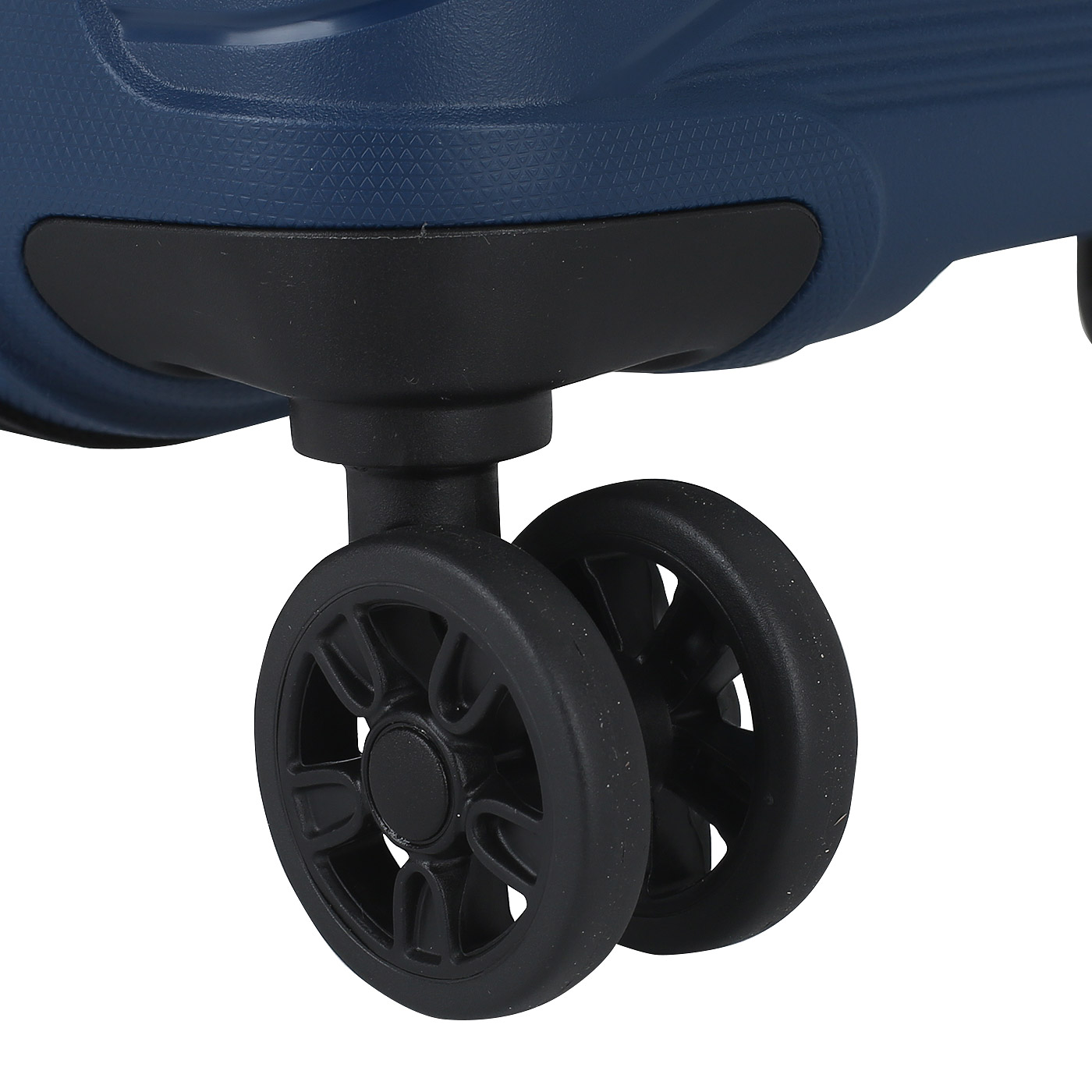 Чемодан средний M из полипропилена с кодовым замком American Tourister Airconic