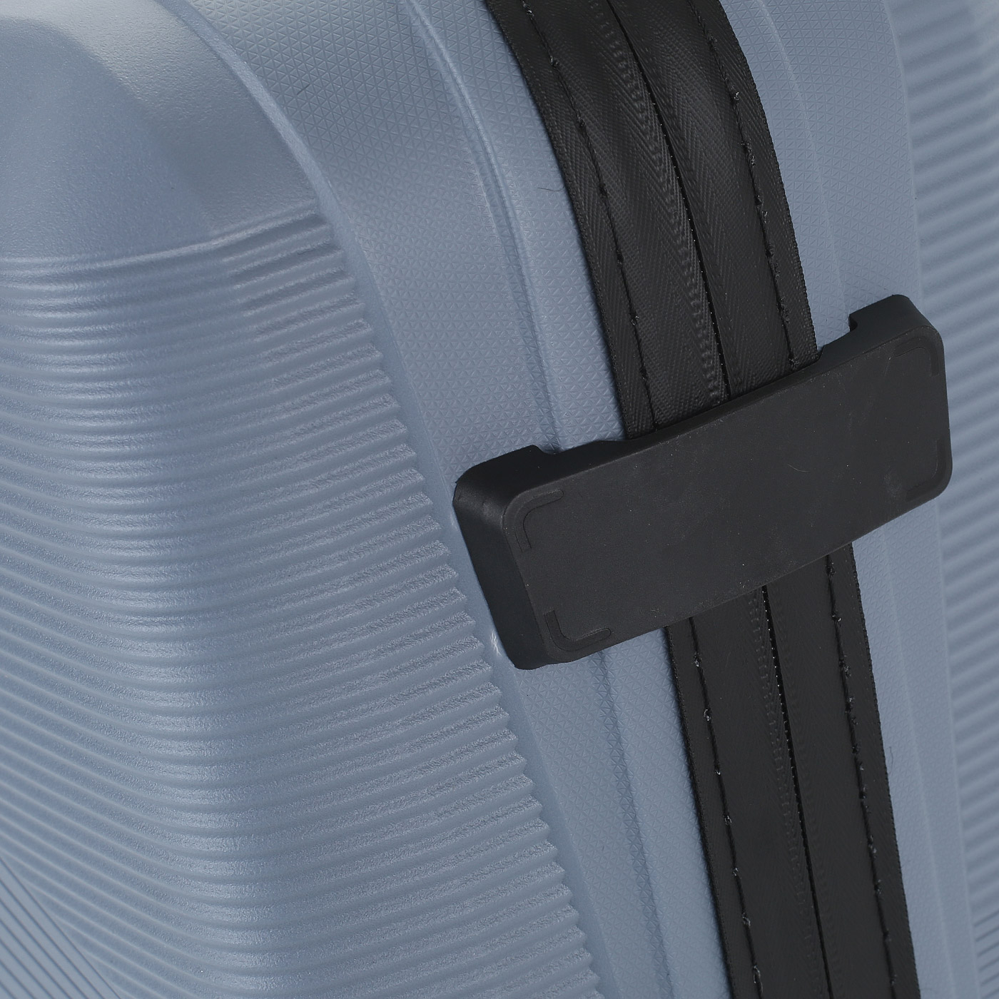 Чемодан для ручной клади из полипропилена с кодовым замком American Tourister Airconic