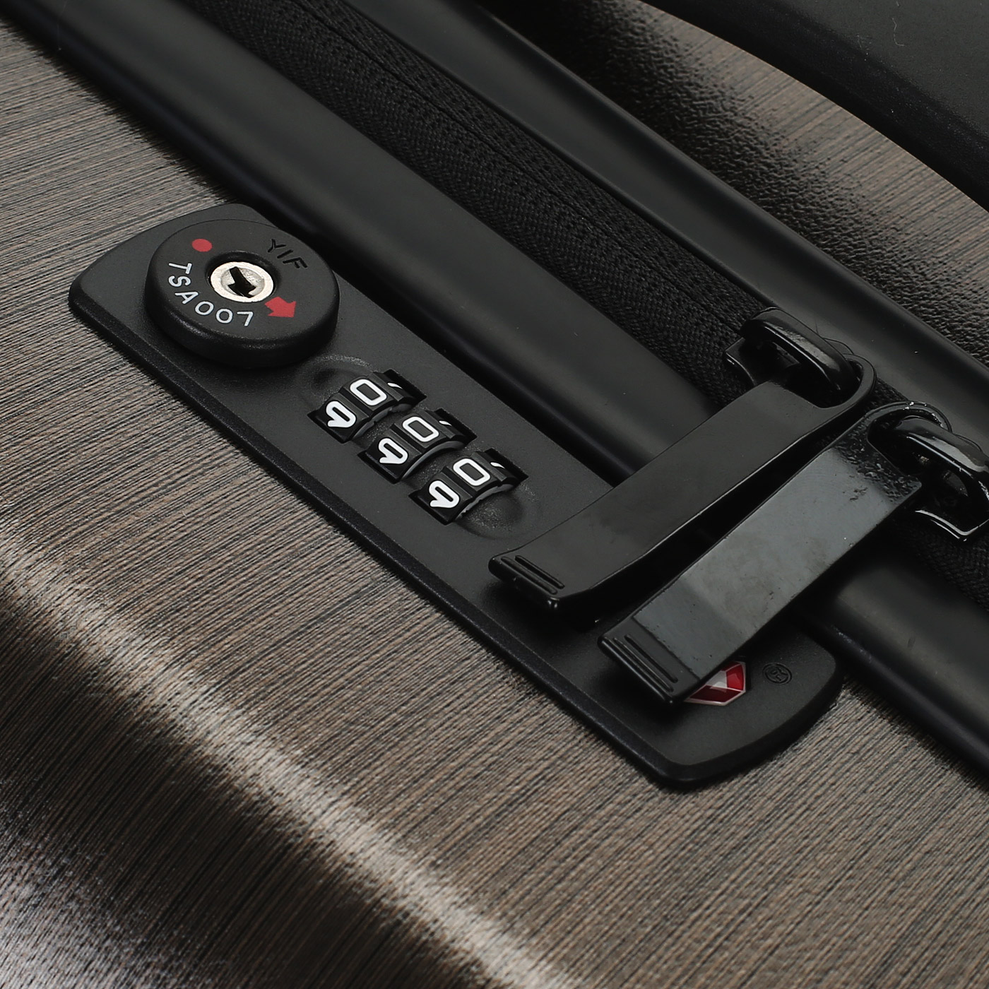 Чемодан маленький S из поликарбоната с кодовым замком Calvin Klein CK-607 South Hampton