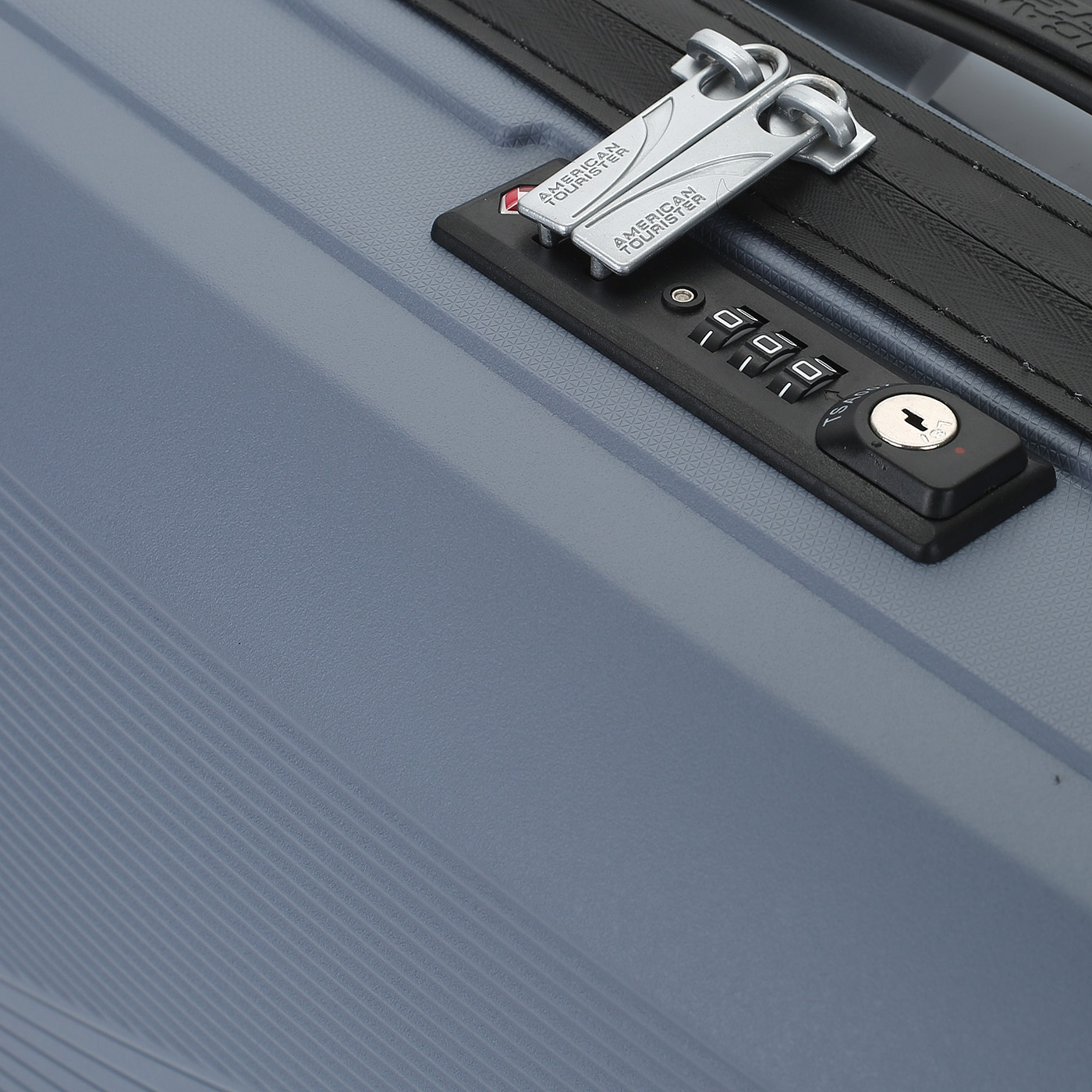 Чемодан для ручной клади из полипропилена с кодовым замком American Tourister Airconic