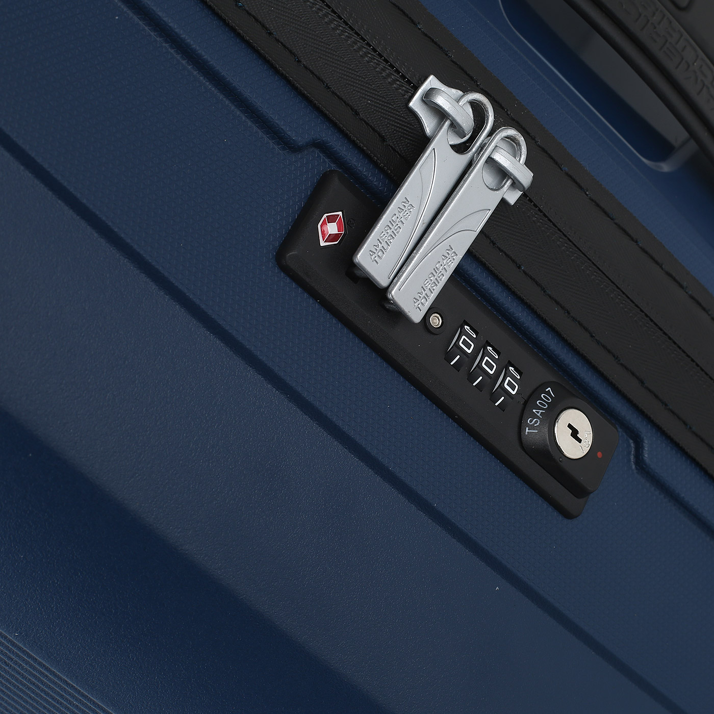 Чемодан средний M из полипропилена с кодовым замком American Tourister Airconic