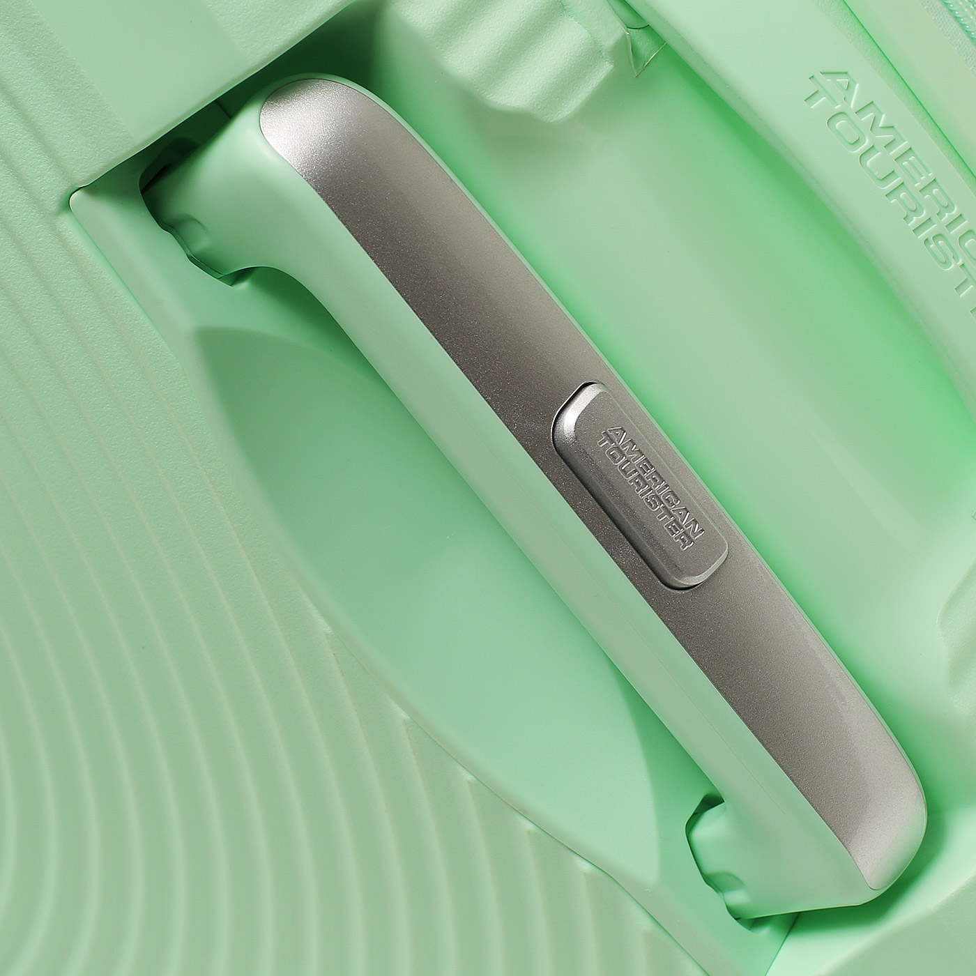 Чемодан большой L из полипропилена American Tourister Soundbox