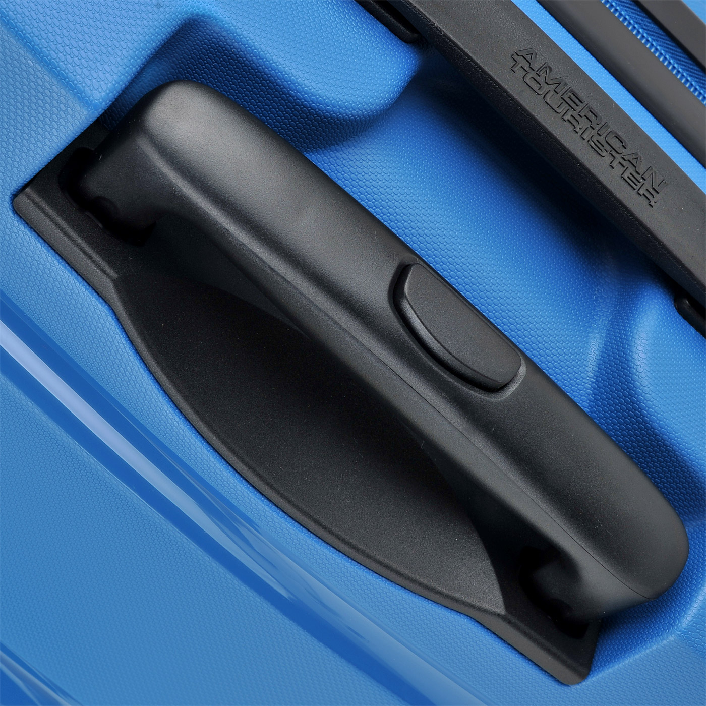 Чемодан средний M из полипропилена с кодовым замком American Tourister Bon Air