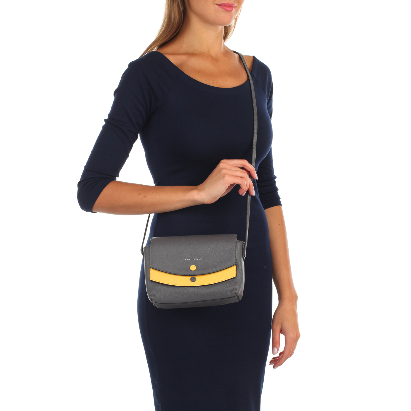 Двухцветная кожаная сумочка Coccinelle Isolent