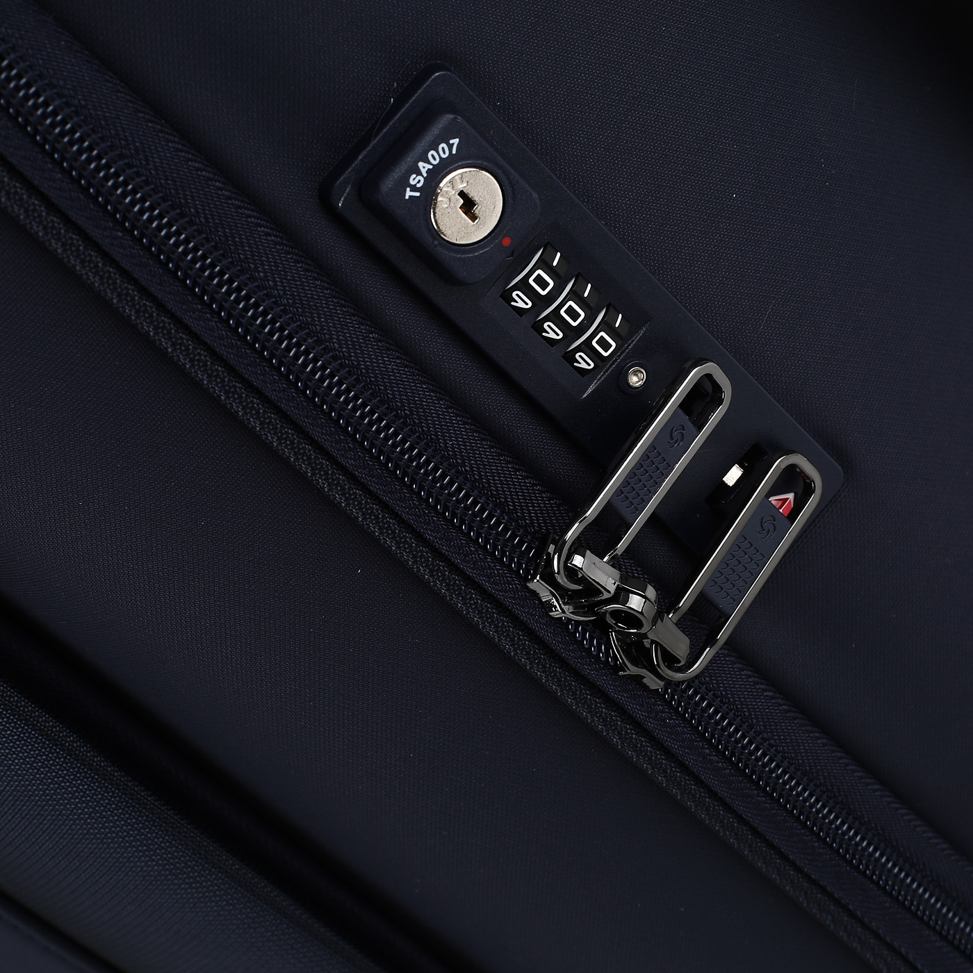 Чемодан средний M тканевый с кодовым замком Samsonite Airea
