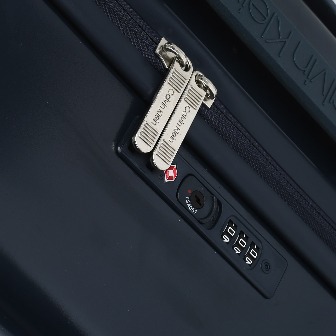 Чемодан средний M из ABS-пластика с кодовым замком Calvin Klein CK-643 Globetrotter HS