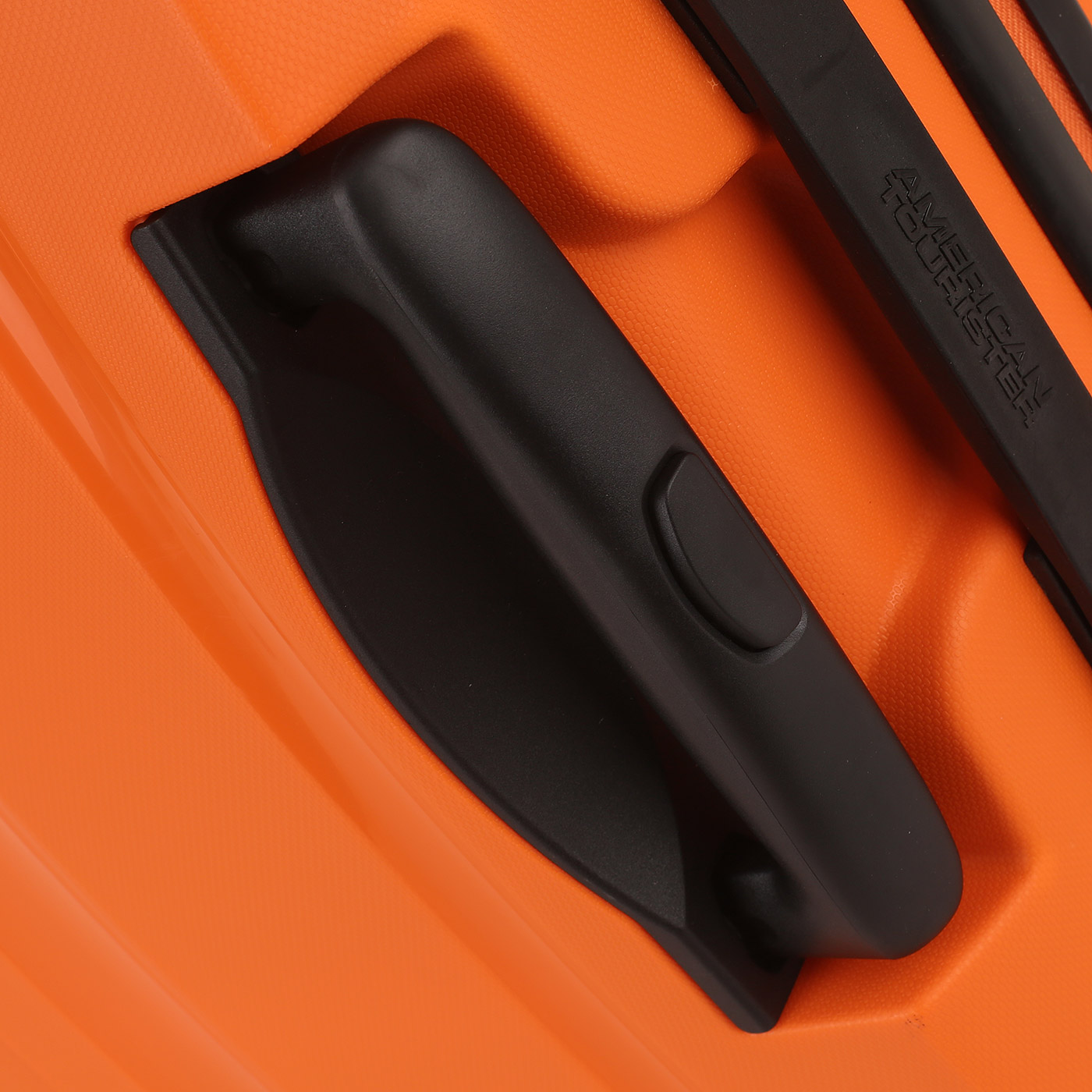 Чемодан средний M из полипропилена с кодовым замком American Tourister Bon Air