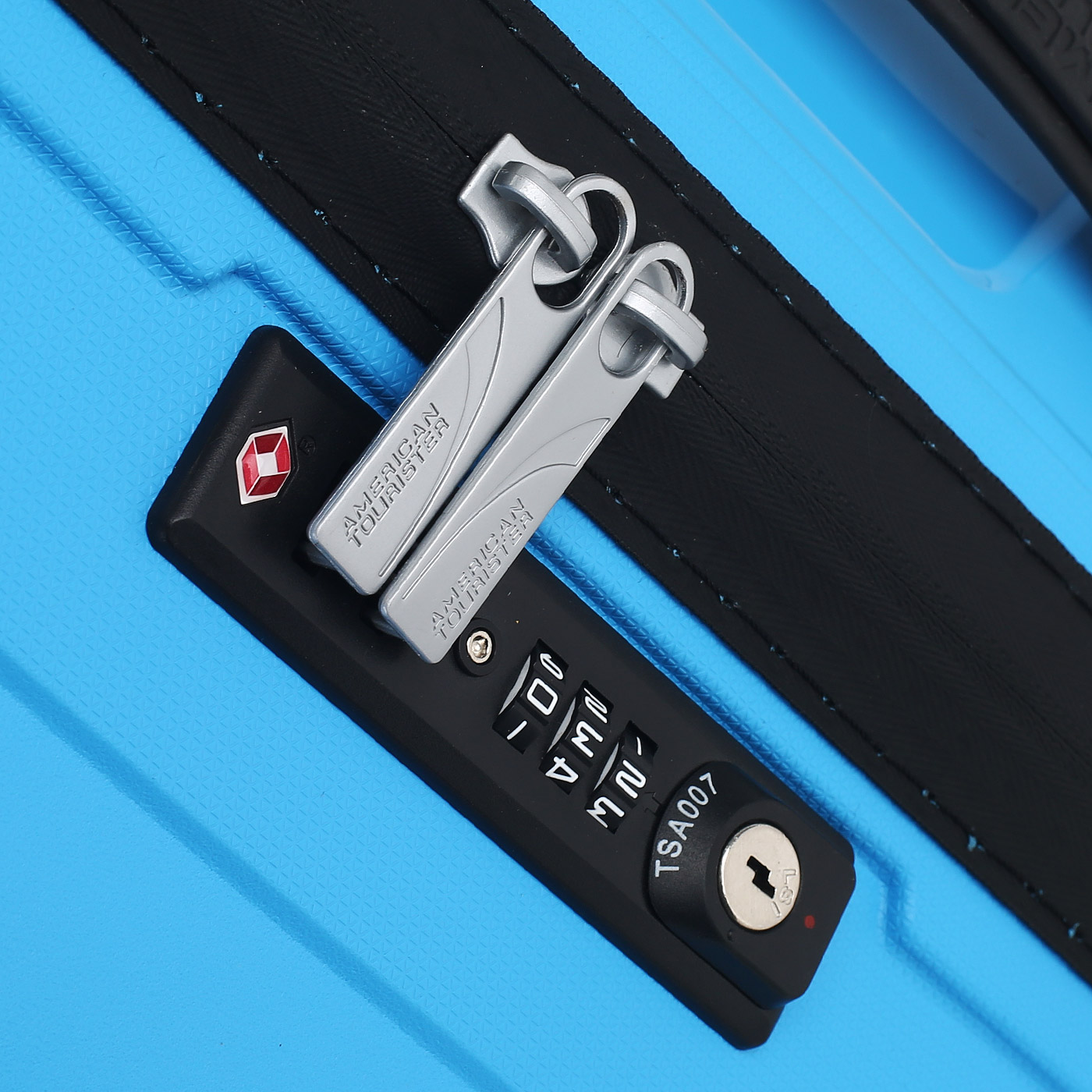 Чемодан средний M из полипропилена с кодовым замком American Tourister Airconic