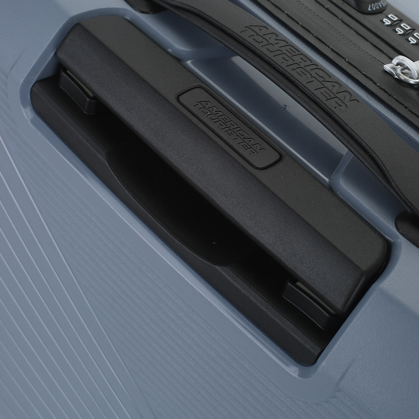 Чемодан для ручной клади из полипропилена с кодовым замком American Tourister Airconic