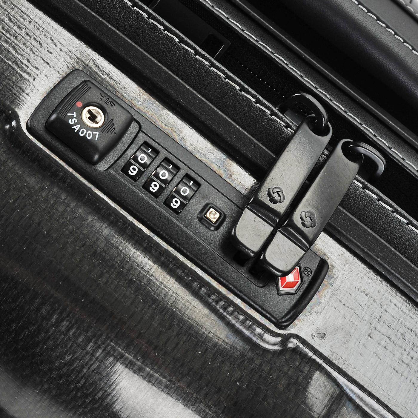 Чемодан маленький S из материала Curv с кодовым замком Samsonite Lite-Cube Dlx