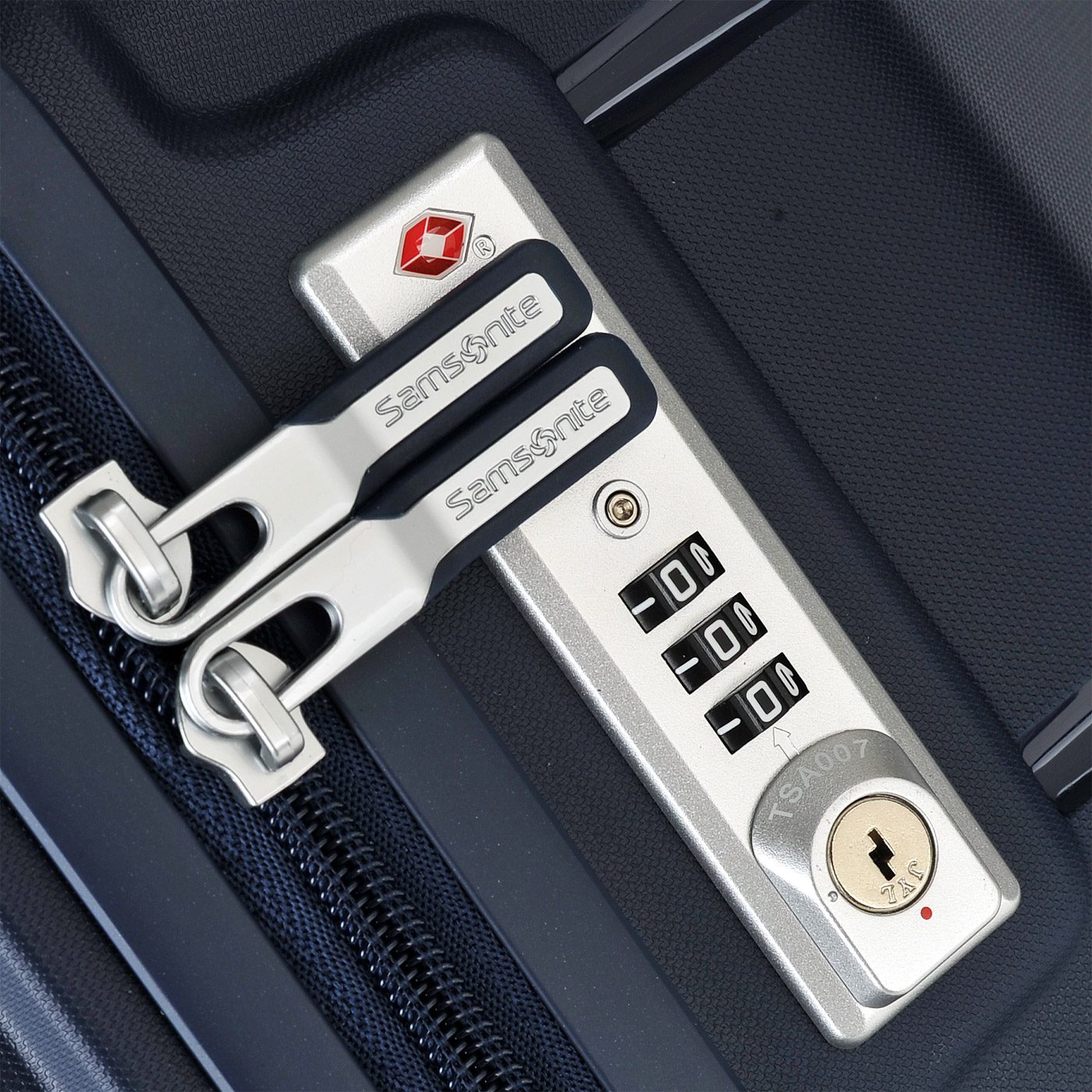 Чемодан очень большой XL из полипропилена с кодовым замком Samsonite Flux