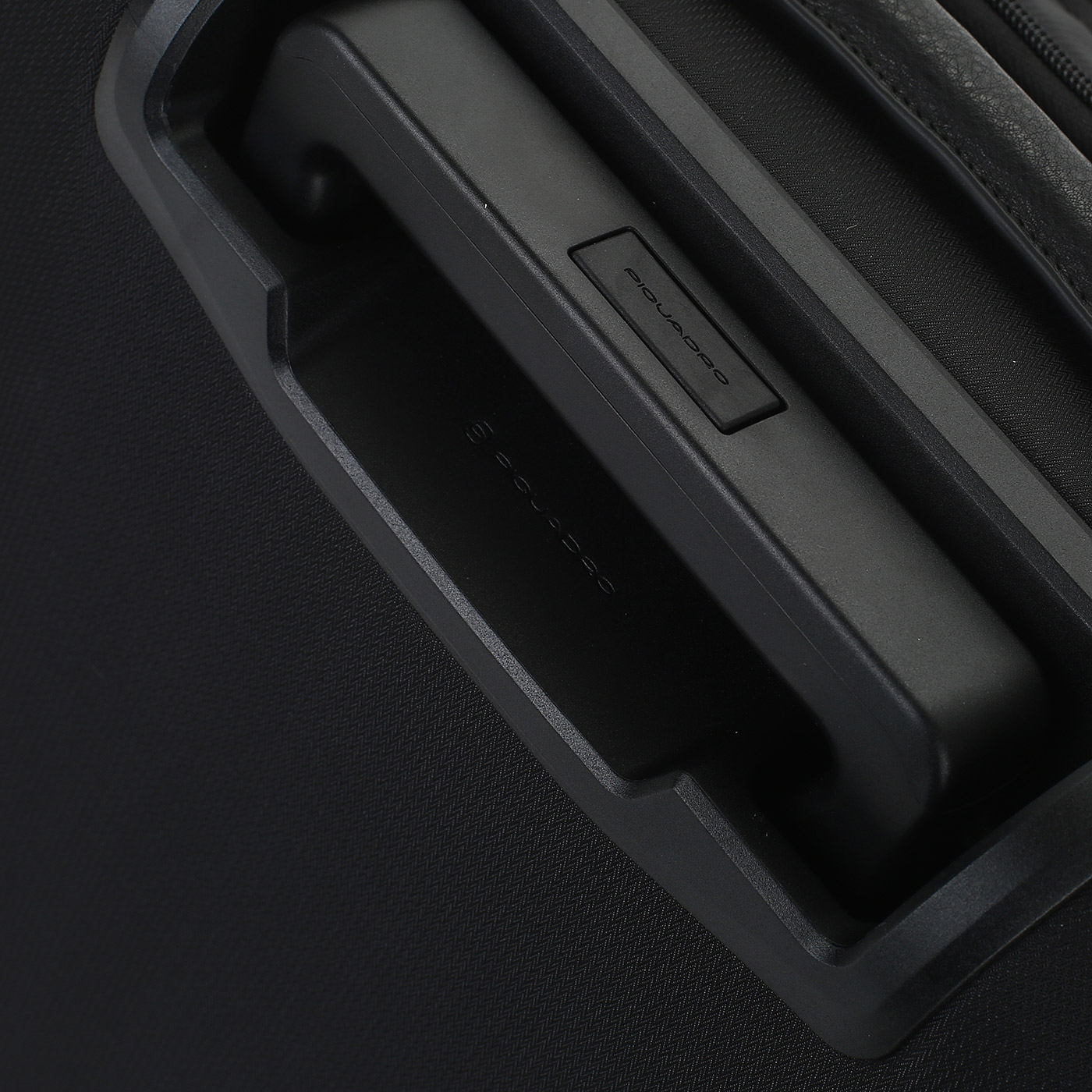 Чемодан маленький S с кодовым замком Piquadro P16