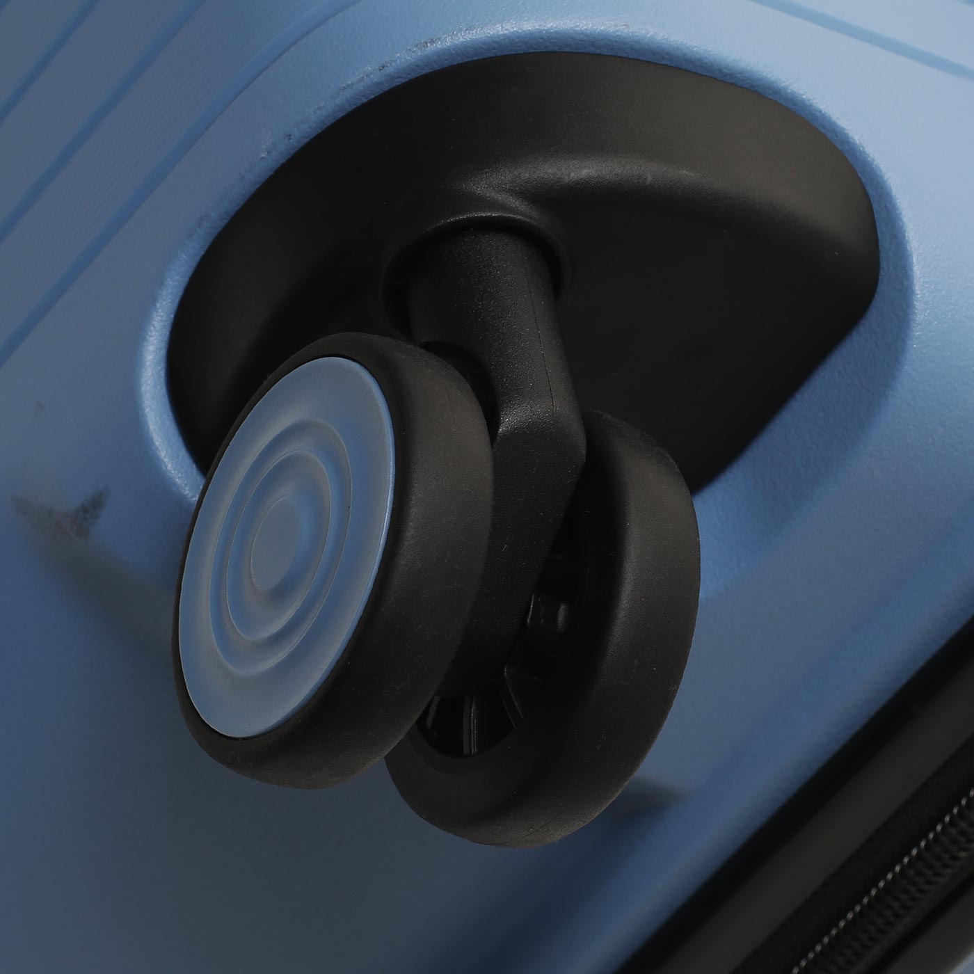 Чемодан средний M из полипропилена Eberhart Eagle