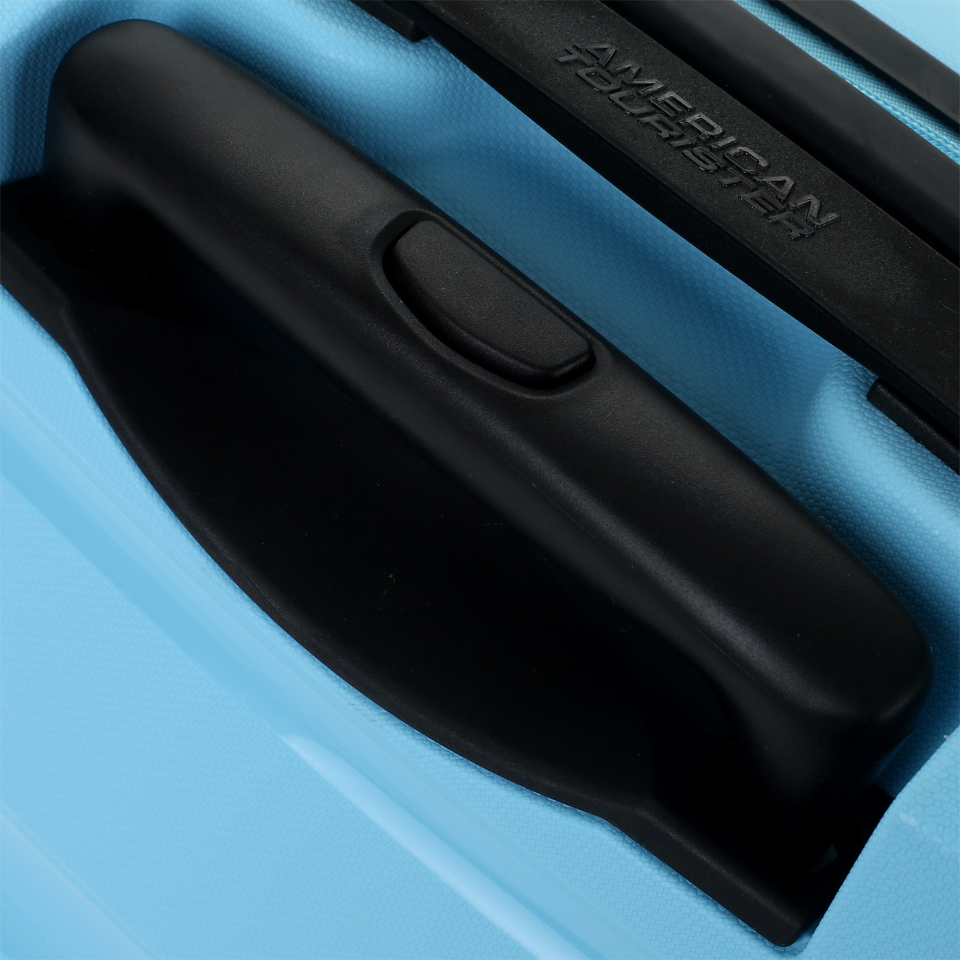 Чемодан для ручной клади из полипропилена с кодовым замком American Tourister Bon Air