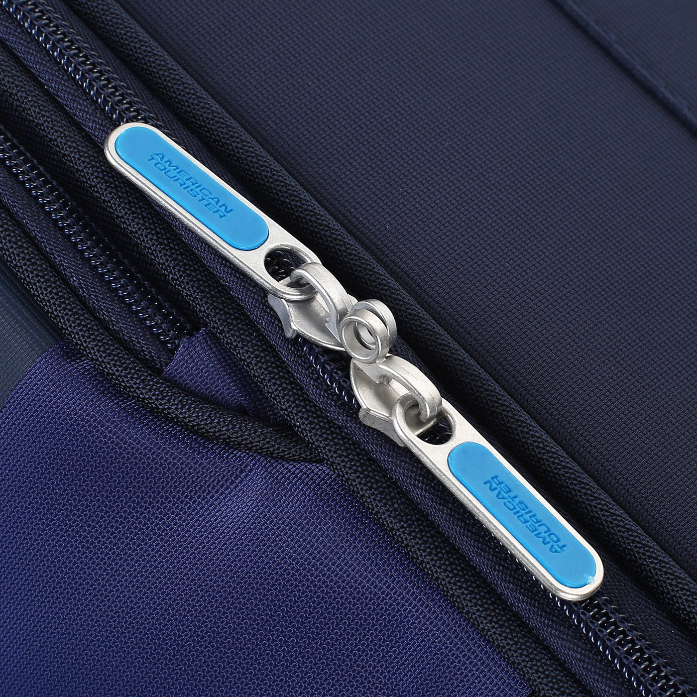 Чемодан средний M тканевый с кодовым замком American Tourister Herolite