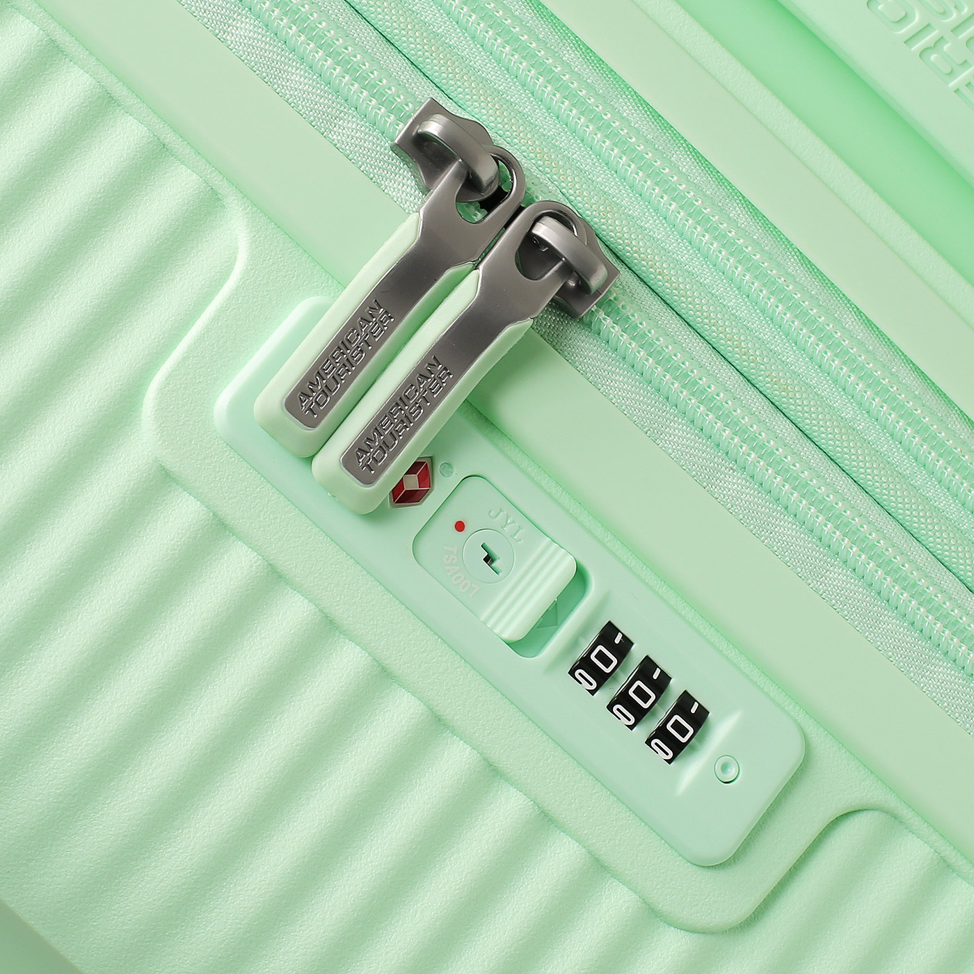 Чемодан большой L из полипропилена American Tourister Soundbox